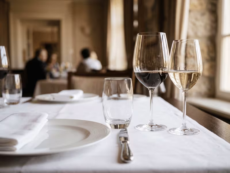 Water and wine glasses arranged diagonally above the knife Water and wine glasses arranged diagonally above the knife